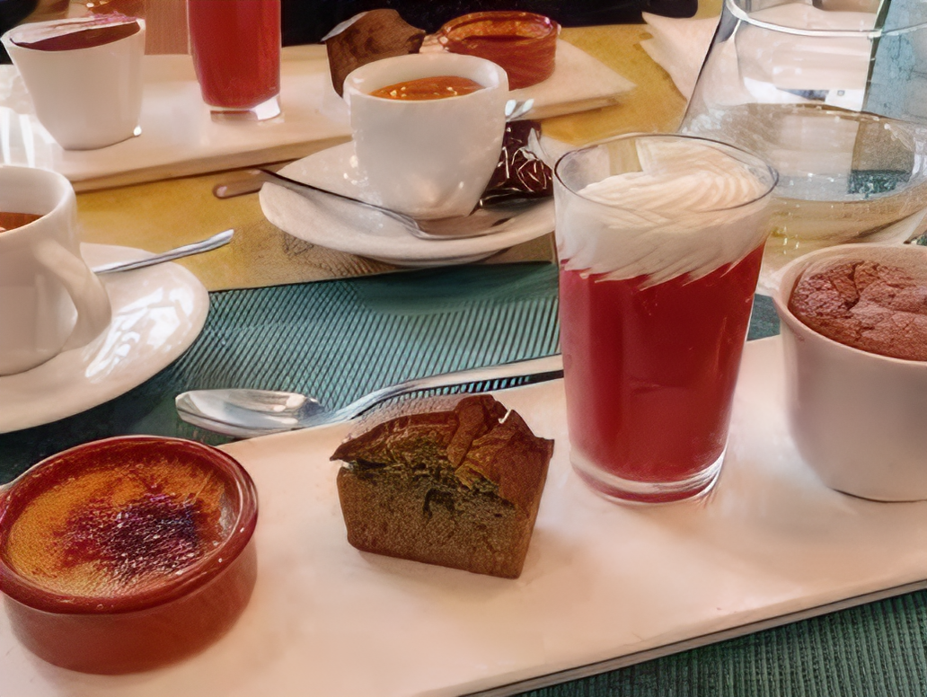 Adele & Camille Café très gourmand avec une soupe de fraise et basilic chantilly maison